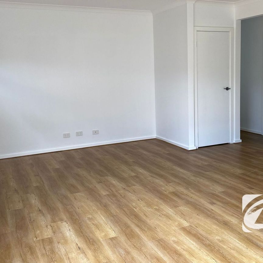 MODERN LAKESIDE LIVING IN SOUGHT-AFTER TIMBERTOP ESTATE - Photo 1