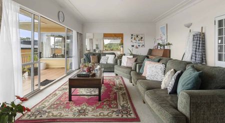 Spacious & country style 4 Bedroom Unit - Photo 2