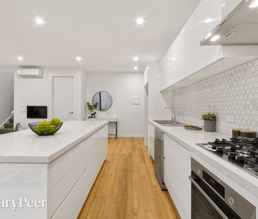 Luxury 2 bedroom townhouse - Photo 5