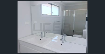 Stylish and Functional 4-bedroom House with Double garage - Photo 3