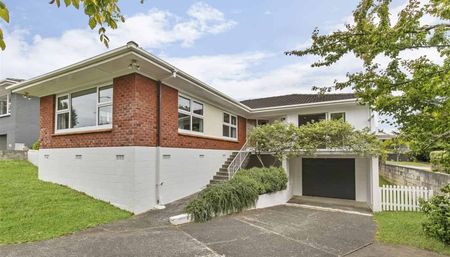 Spacious Sunny Renovated Home - Ready to move in - Photo 3