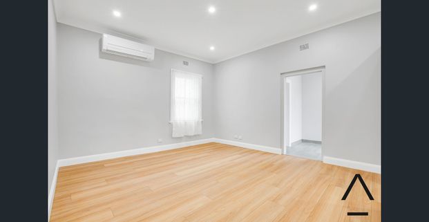 Tastefully Renovated, Character Filled, Centrally Located, Sun-Kissed And Spacious Three Bedroom Family Home, Only Moments To Cafes And Transport - Photo 1