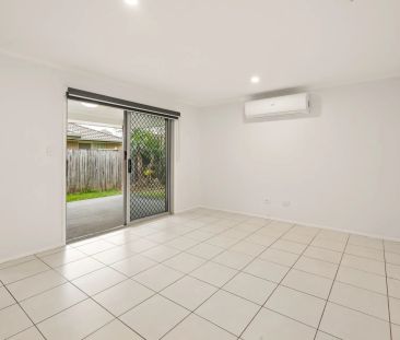 Spacious Family Home in Prime Location - walk to school and shops! - Photo 4