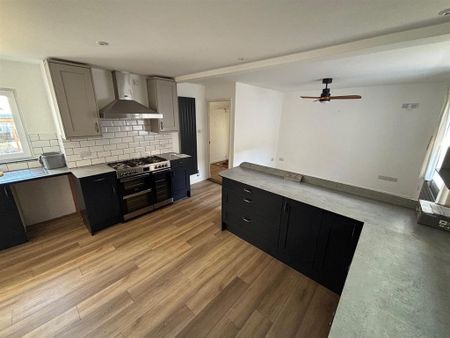 5 bedroom bungalow to rent - Photo 2