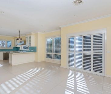 Large Family Home Elevated On Elliott Street - Photo 4