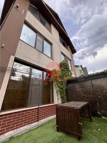Vila Impecabila Mamaia-Sat, 6 Camere cu Baie Proprie + Apartament - Photo 2