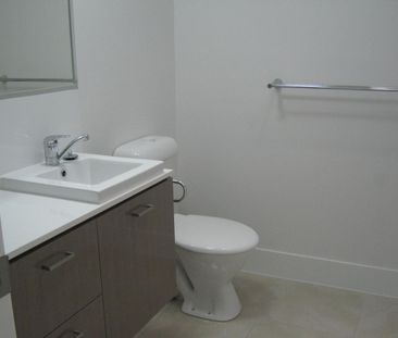 PET FRIENDLY! MODERN 3 BEDROOM TOWNHOUSE NEAR NORTH LAKES! - Photo 1