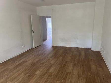 Frisch modernisierte 2-Zimmer-Wohnung wartet auf Ihren Einzug! - Photo 2