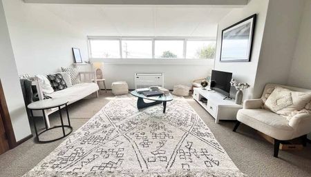 4 Bed Upstairs Villa Conversion - Close to Uni! - Photo 2