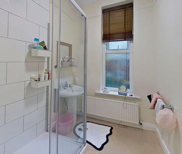 Ash road , Headingley - Photo 2