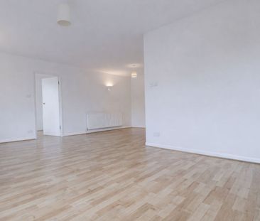 3 bedroom flat to rent - Photo 4