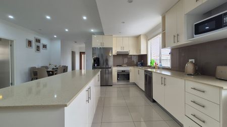 Modern 3 Bedroom Home - Photo 3