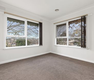 SPACIOUS FAMILY HOME IN PRIME LOCATION - Photo 3