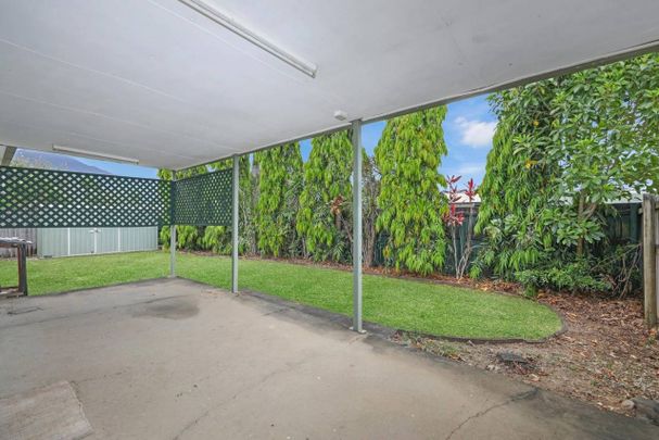 Fantastic Fully Air Conditioned Villa - Garage with Remote - Photo 1