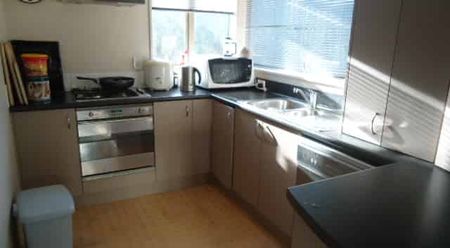 Modern semi-furnished 3 bedroom townhouse! - Photo 3