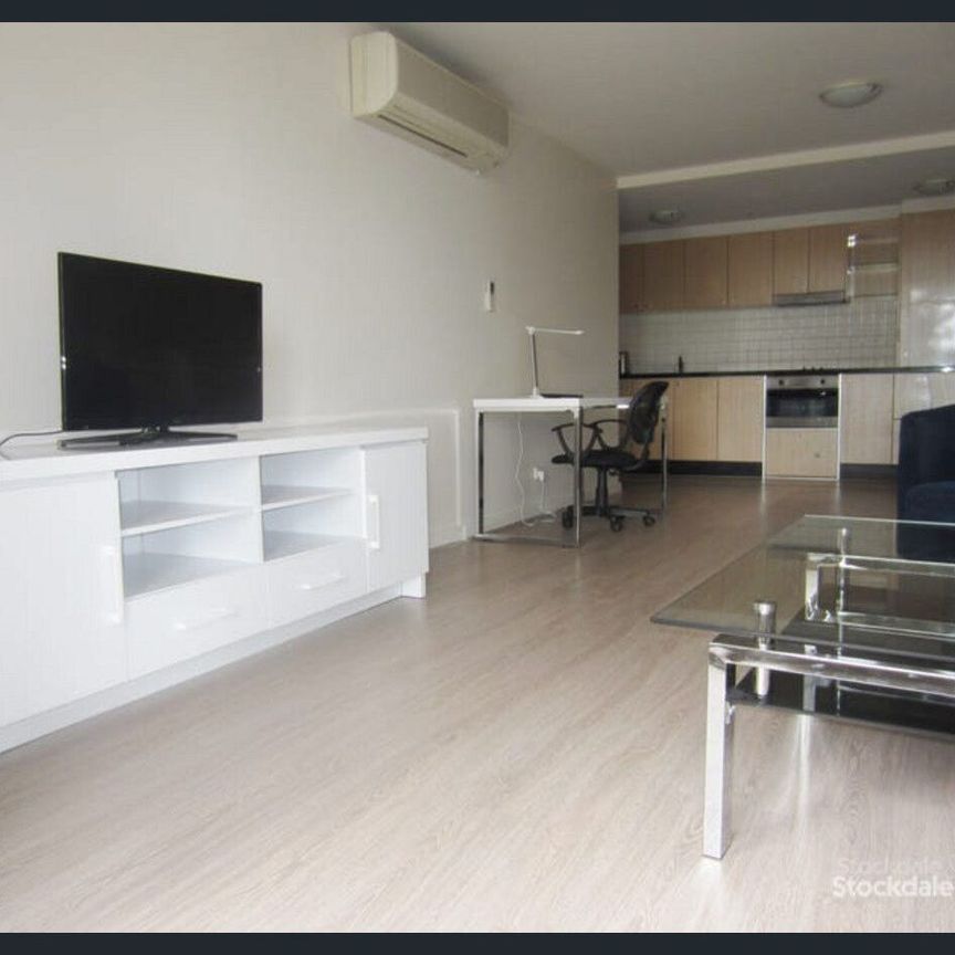 UPDATED LARGE 2 BEDROOM APT! - Photo 1