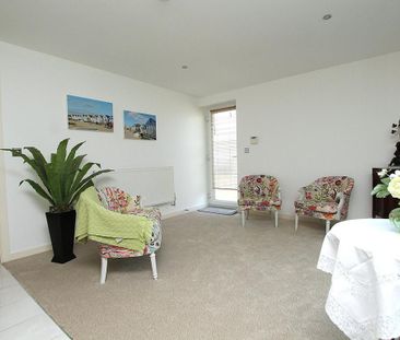 2 bedroom ground floor flat to rent - Photo 1