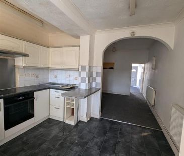 3 bedroom semi-detached house to rent - Photo 6