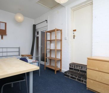 5 bedroom semi-detached house to rent - Photo 2