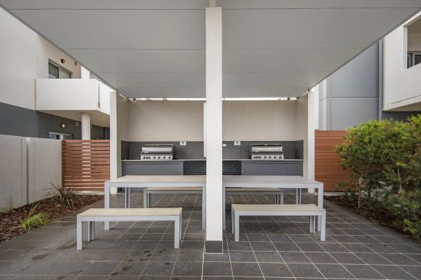 Sunny Top-Floor Apartment with Stunning Brindabella & Stromlo Views - Photo 1