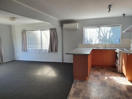 Manurewa - 3 Bedrooms with Fully Fenced Yard - Photo 2