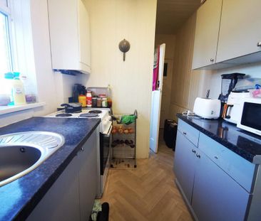 3 bedroom flat to rent - Photo 2