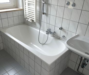 Renovierte 4-Zimmer-Wohnung mit Balkon: Das neue Zuhause für Ihre F... - Photo 2