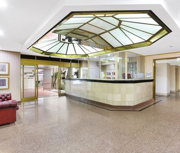 Quiet Top-Floor Studio with Leafy Outlook - Photo 4