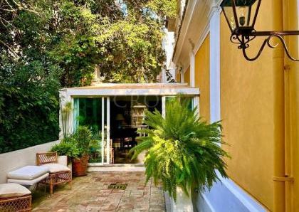 Villa-Parioli: Beautiful independent house with large private garden and terraces. Spacious living, formal dining, study-music room, sun room, 5 bedrooms, 4 bathrooms, parking. rif 163