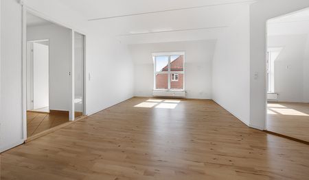 Renoveret med flot køkken - med stor altan - Photo 2