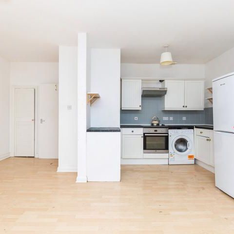 Large 1 bedroom in the heart of Hackney close to amenities and green spaces - Photo 1