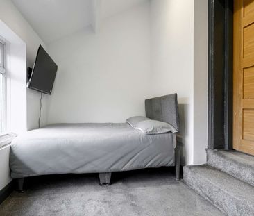 Beautifuly decorated 9 bed property. With communal living space and... - Photo 6