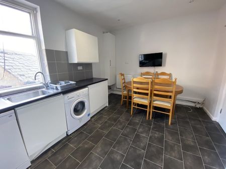 1 bedroom in a house share to rent - Photo 5