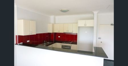 Cheery apartment situated in a sought-after spot with city and district views! - Photo 4