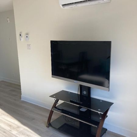 Dernière Étage - Lumnieux- 3-1/2 Près du Métro Angrignon - Meublé - Photo 4