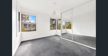 Bright & Spacious Three Bedroom Ground Floor Duplex - Photo 3