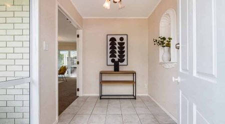 One level brick and tile - Photo 5
