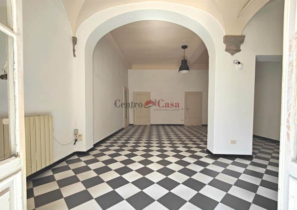 Appartamento non arredato, di ampia metratura, con 3 camere!