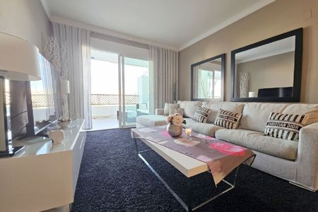 2 Bedroom Apartment For Rent in Puerto Banús, Málaga - Photo 2