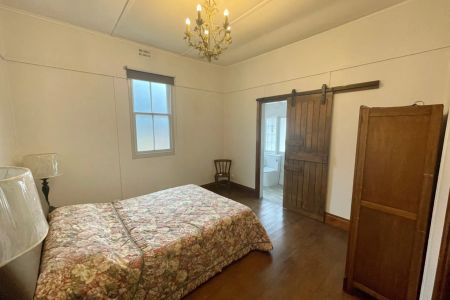 Charming Three-Bedroom Cottage in Prime Katoomba Location - Photo 3