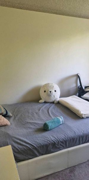 Kensington - Photo 1