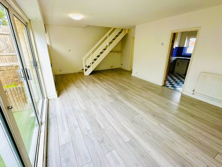 3 Bed Terraced House, Park Hill Rise, CR0 - Photo 2