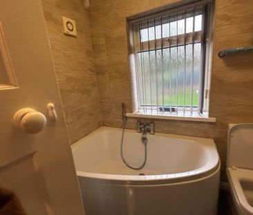 4 bedroom semi-detached house to rent - Photo 2