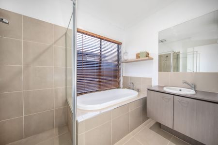 Modern chic, bright and spacious home in quiet convenient location - Photo 2