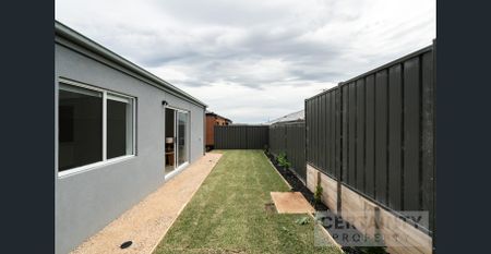 Modern Co-Living at Its Finest – Fully Furnished & All Bills Included! - Photo 3