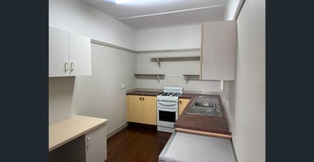 Spacious renovated unit in the heart of Highgate Hill! - Photo 2