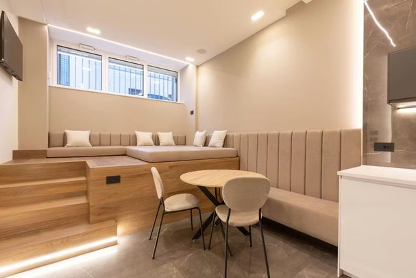 Via Francesco Daverio, Milan, Lombardy 20122 - Photo 1