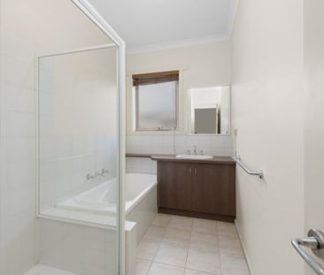 Great 3 Bedroom, 2 Bathroom Unit - Photo 3