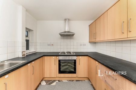 3 bedroom house to rent Hainton Avenue, Grimsby, DN32 - Photo 5