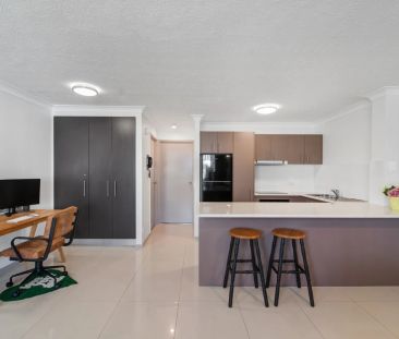 Top-Floor Coastal Apartment with Ocean Views - Photo 4